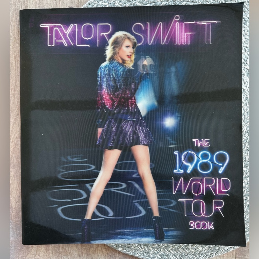 Taylor Swift 1989 tour book